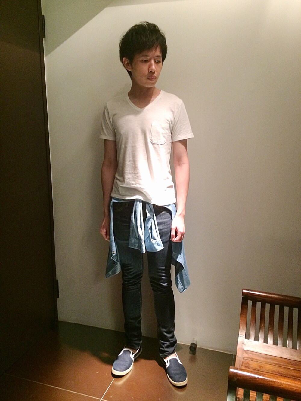 「夏、腰巻きスタイル、ポケットＴシャツ、白Tシャツ、スキニーデニム、スリップオン」｜「HAREのアイテム（Tシャツ/カットソー、ホワイト系）」を使った、hAoさん（メンズ・176cm）の春コーディネートの1枚目の写真