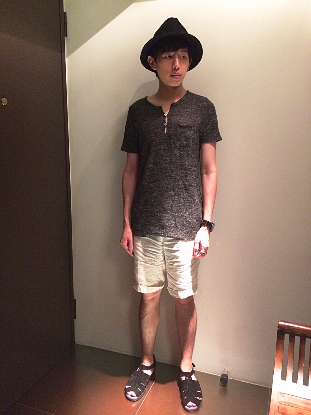 「麦わら帽子、ショートパンツ、サンダル、リネン」｜「ZARAのアイテム（ニット/セーター、ブラウン系）」を使った、hAoさん（メンズ・176cm）の夏コーディネートの1枚目の写真