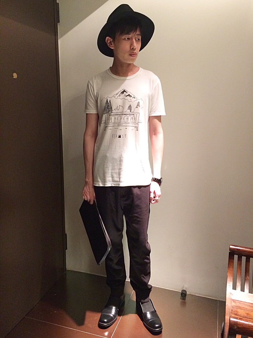 「白Tシャツ、黒パンツ、モード、クラッチバッグ、ツバ広ハット、ドレスシューズ、シンプル」｜「BEAMS TのPrint t（Tシャツ/カットソー、ホワイト系）」を使った、hAoさん（メンズ・176cm）の夏コーディネートの1枚目の写真