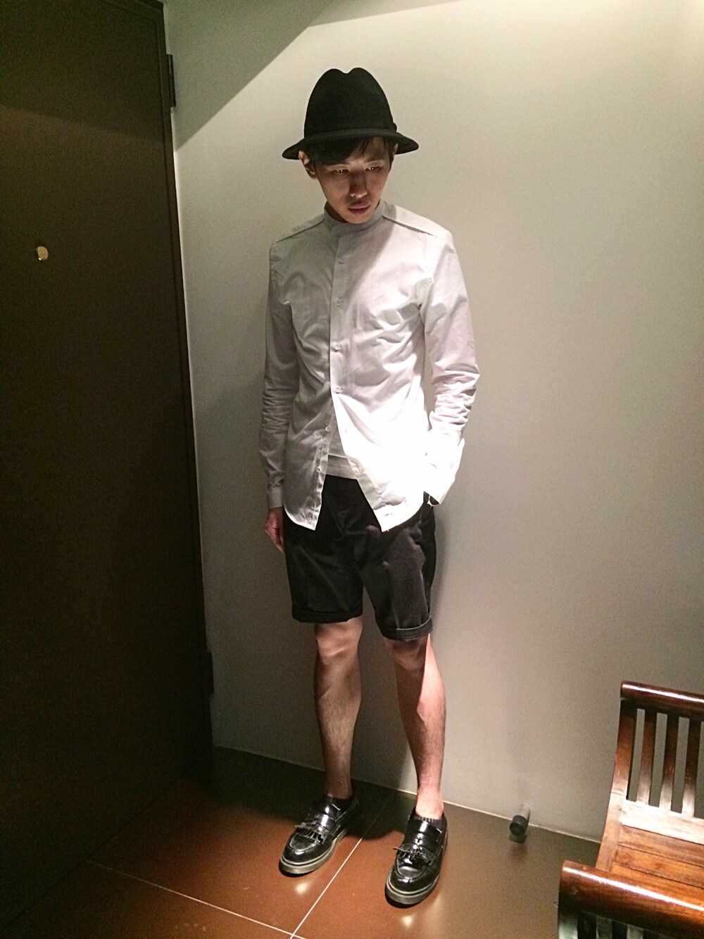 「モノトーン、白シャツ、ショートパンツ、黒パンツ、麦わら帽子、黒ハット、ローファー、black and white、シンプル、シンプルコーデ」｜「ZARAのアイテム（シャツ/ブラウス、ホワイト系）」を使った、hAoさん（メンズ・176cm）の夏コーディネートの1枚目の写真