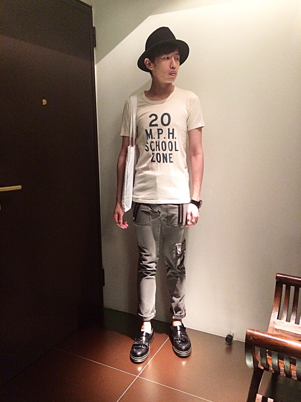 「麦わら帽子、スキニーデニム、ローファー、夏、ロールアップ、エコバッグ」｜「ATTACHMENTのアイテム（Tシャツ/カットソー、ベージュ系）」を使った、hAoさん（メンズ・176cm）の夏コーディネートの1枚目の写真