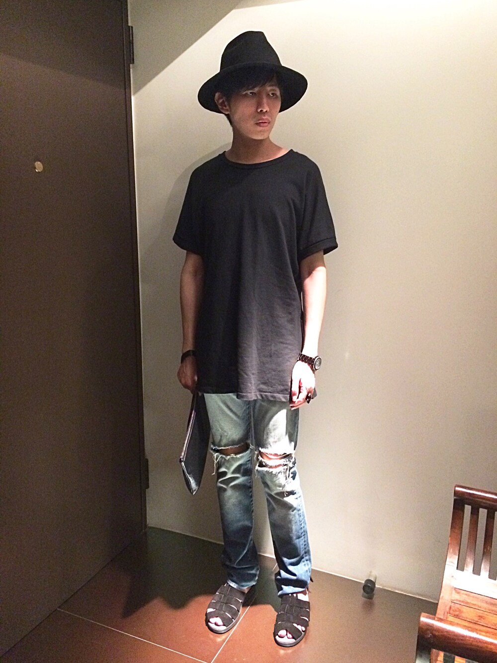 「オーバーサイズ、黒、黒Tシャツ、ダメージデニムパンツ、サンダル、クラッチバッグ、ツバ広ハット、ハット、シンプル」｜「ZARAのアイテム（Tシャツ/カットソー、ブラック系）」を使った、hAoさん（メンズ・176cm）の秋コーディネートの1枚目の写真