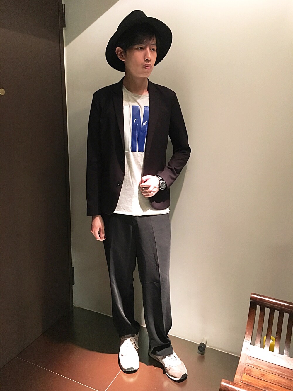 「ツバ広ハット、Tシャツ、ロゴT、ワイドパンツ、モノトーン、スニーカー」｜「CA4LAのWIDE 11（ハット、ブラック系）」を使った、hAoさん（メンズ・176cm）の秋コーディネートの1枚目の写真
