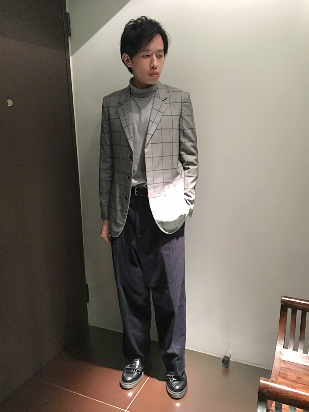 「ワイドパンツ、オーバーサイズ、ローファー、タートルネック、チェック、ストライプパンツ」｜「JOHN LAWRENCE SULLIVANのアイテム（テーラードジャケット、グレー系）」を使った、hAoさん（メンズ・176cm）の冬コーディネートの1枚目の写真