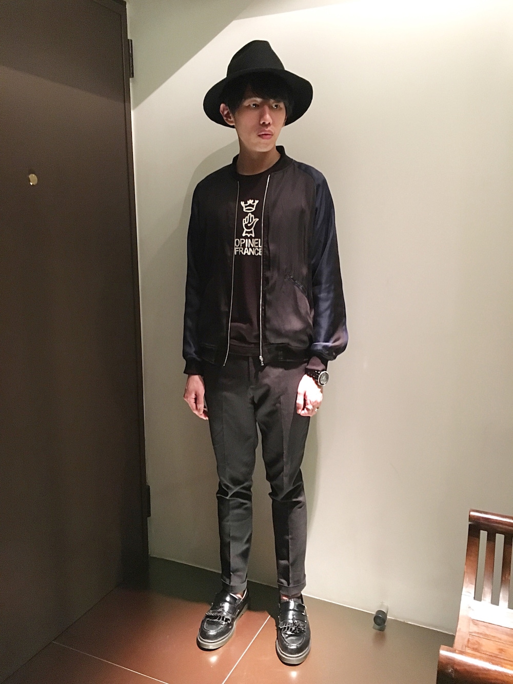 「スカジャン、スラックス、ローファー、ツバ広ハット、black、Tシャツ、春、休日スタイル」｜「HAREのスカジャン(HARE)（ブルゾン、ブラック系）」を使った、hAoさん（メンズ・176cm）の春コーディネートの1枚目の写真