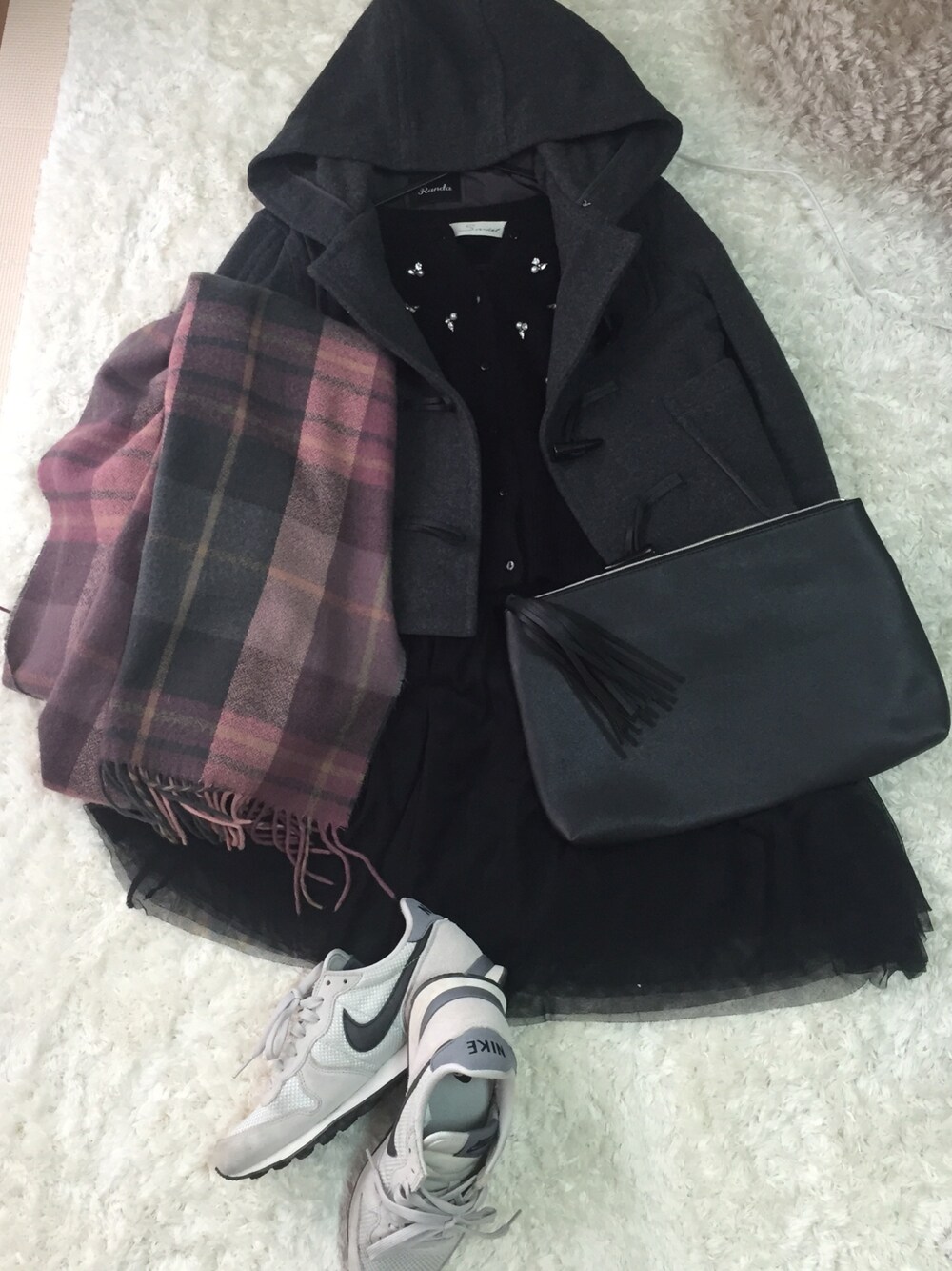 「JILL by Jillstuart、salus、ROPE' PICNIC(ROPE' PICNIC)、ナイキスニーカー、RANDA、snidel」｜「ROPE' PICNICのタッセルクラッチバッグ（クラッチバッグ、ブラック系）」を使った、mochaさん（レディース・167cm）の冬コーディネートの1枚目の写真