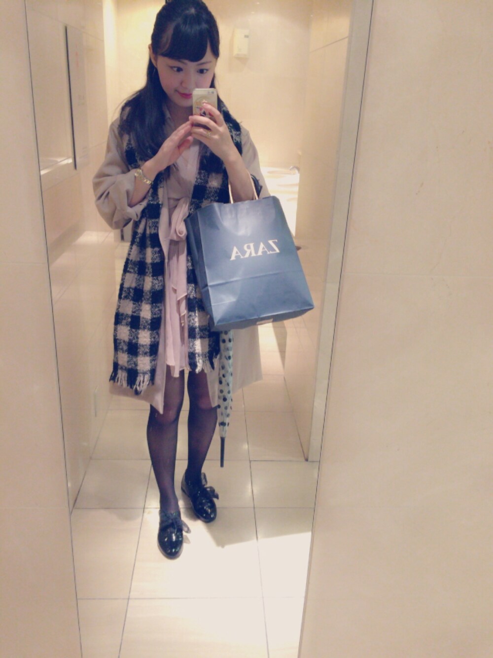 「Dayoff、shibuya、jiyugaoka、bakeshop、shopping、ZARA、snidel、ootd、rainy、chilly」｜「SNIDELのアイテム（その他トップス、ベージュ系）」を使った、Annyさん（レディース・164cm）の秋コーディネートの1枚目の写真