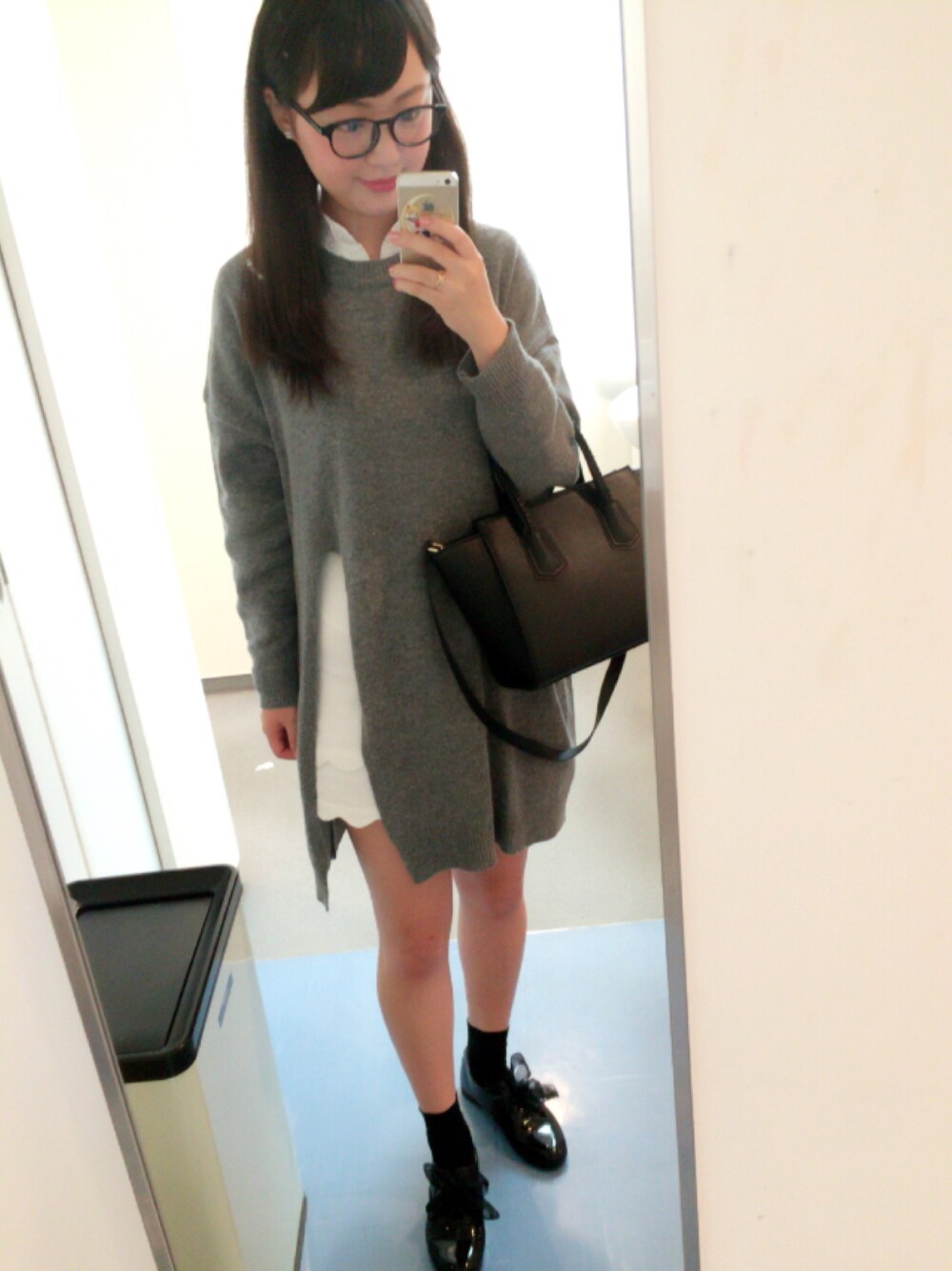 「haneda、airport、Friend、bye bye、loveyou、takecare、rainy、MadeinKOREA、ootd、Dayoff」｜「H&Mのアイテム（ハンドバッグ、ブラック系）」を使った、Annyさん（レディース・164cm）の秋コーディネートの1枚目の写真