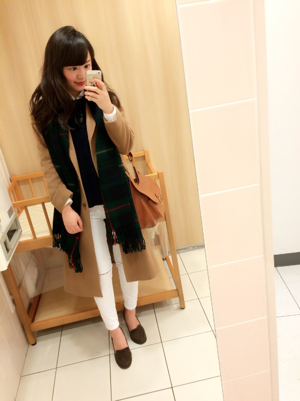 「Dayoff、shopping、TOKYO、ginza、2015、DONE、thankyou」｜「TORY BURCHのアイテム（ショルダーバッグ、ベージュ系）」を使った、Annyさん（レディース・164cm）の冬コーディネートの1枚目の写真