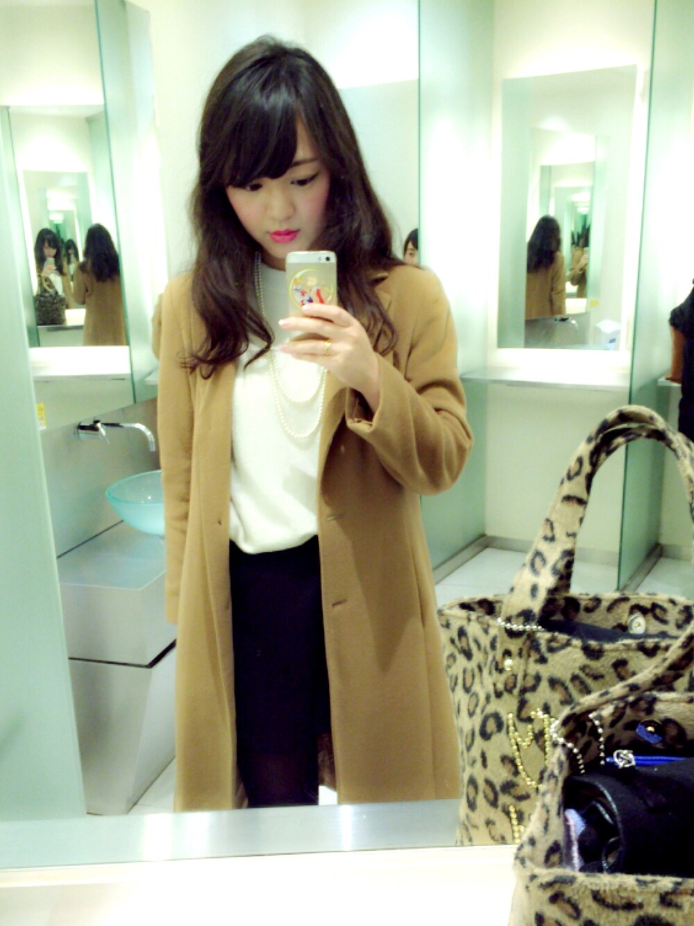 「Dayoff、TOKYO、cold、ootd、black、white、camel」｜「w closetのアイテム（ニット/セーター、ホワイト系）」を使った、Annyさん（レディース・164cm）の冬コーディネートの1枚目の写真