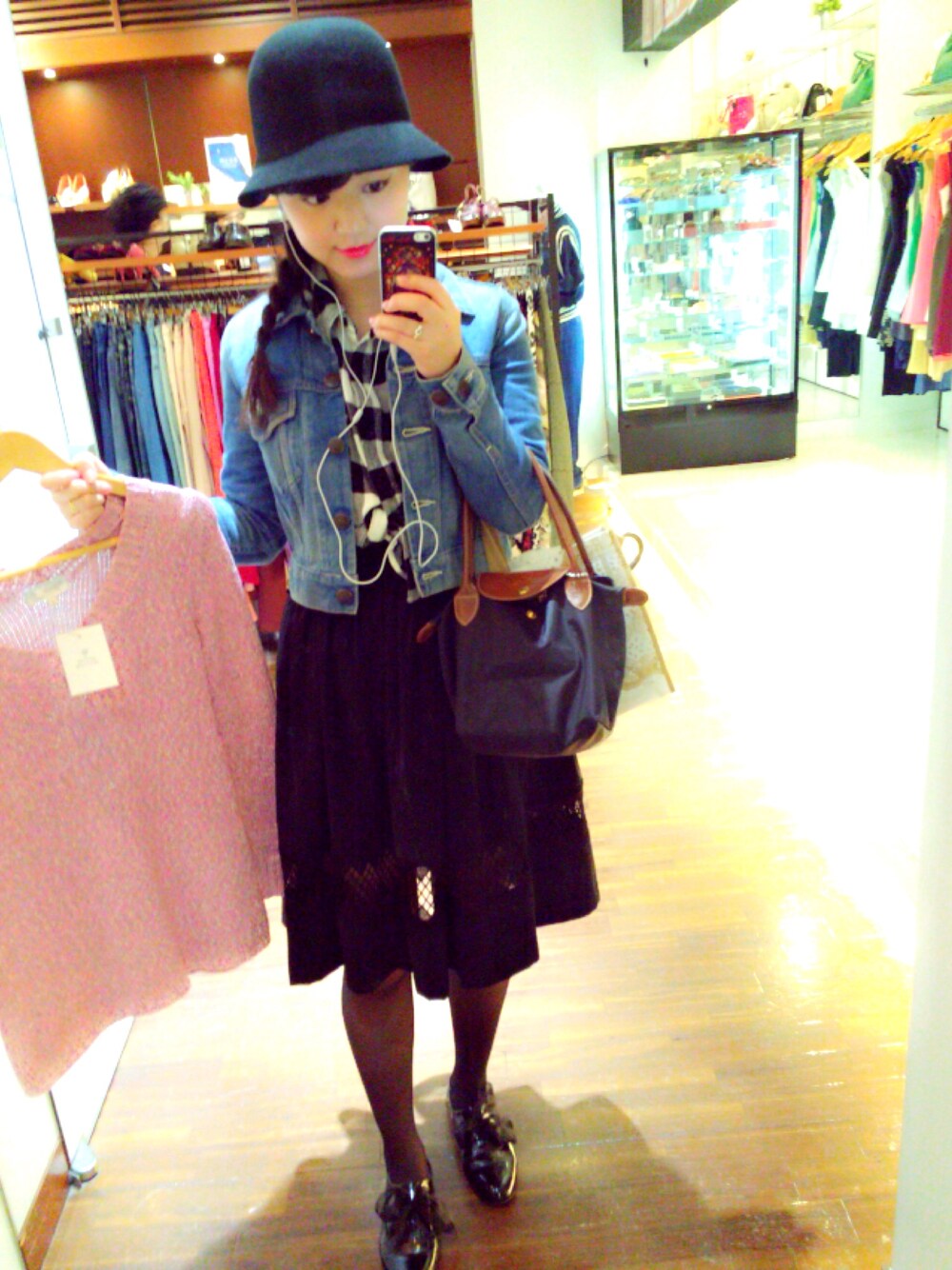 「shibuya、Dayoff、made in Korea、spring、SUNNY、shopping」｜「LONGCHAMPのPLIAGE（トートバッグ、ブラック系）」を使った、Annyさん（レディース・164cm）の春コーディネートの1枚目の写真