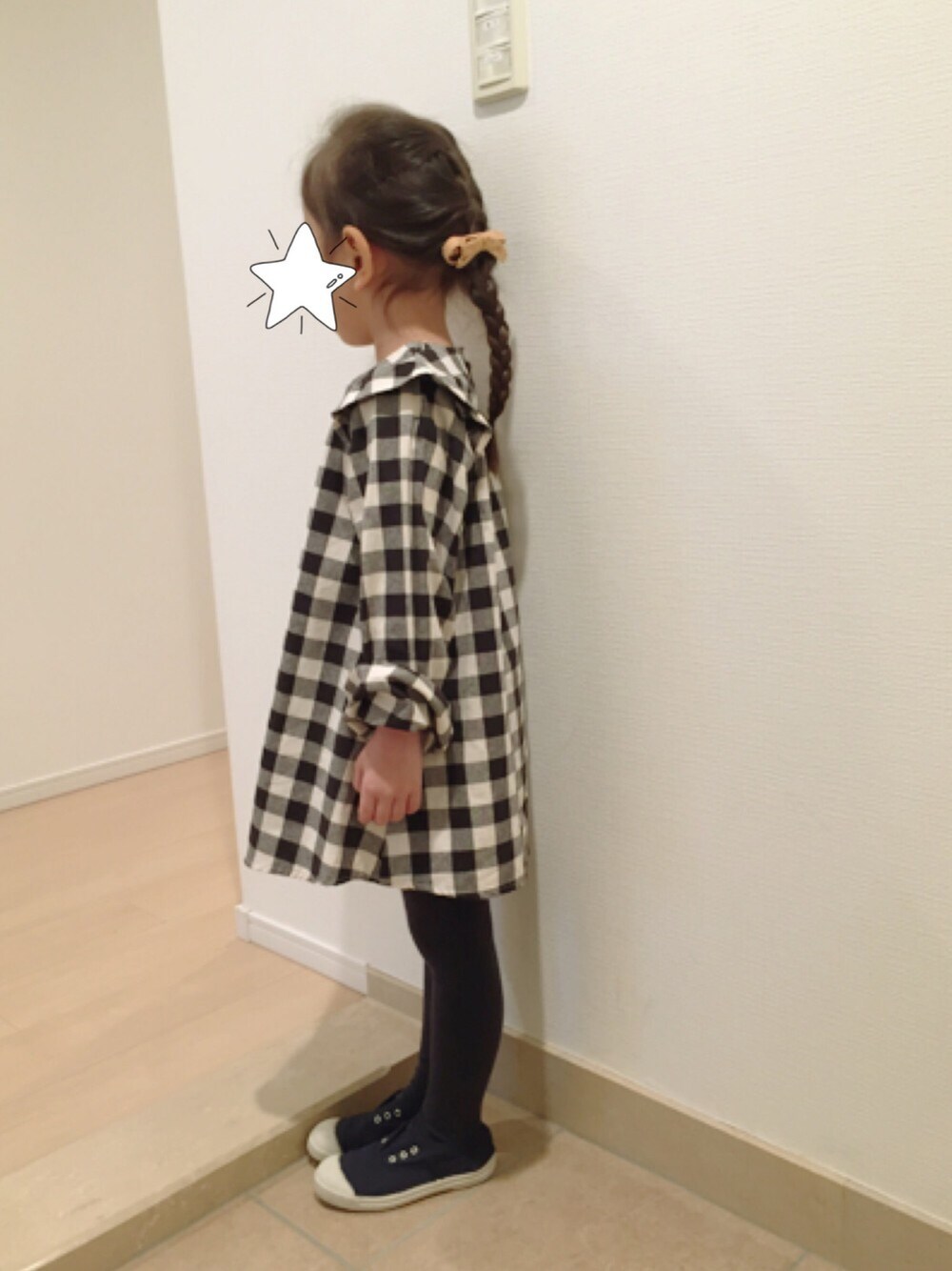「キッズコーデ、女の子、シンプルコーデ、チェックワンピース、モノトーン、スリッポン、ワンピース、ワントーンコーデ」｜「Birthdayのアイテム（チュニック、ブラック系）」を使った、ponrunさん（キッズ・100cm）の冬コーディネートの1枚目の写真