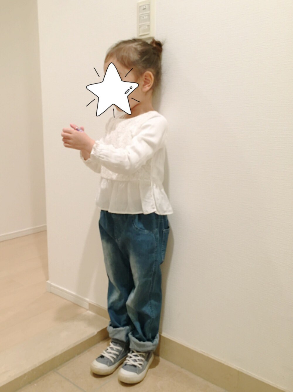 「プチプラ、カジュアル、デニム、H&M、女の子、シンプル、スニーカー、キッズコーデ、kids、おだんごヘアー」｜「H&Mのアイテム（シャツ/ブラウス、ホワイト系）」を使った、ponrunさん（キッズ・100cm）の冬コーディネートの1枚目の写真