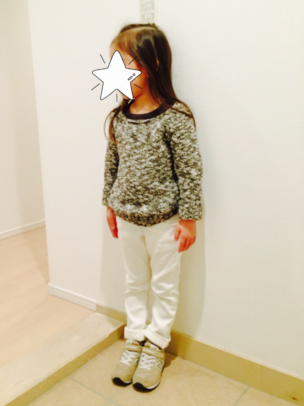 「kids、女の子、シンプルコーデ、カジュアル、娘コーデ、プチプラ、スニーカー、ホワイトパンツ、ニューバランス」｜「OLD NAVYのアイテム（ニット/セーター、ブラック系）」を使った、ponrunさん（キッズ・100cm）の冬コーディネートの1枚目の写真