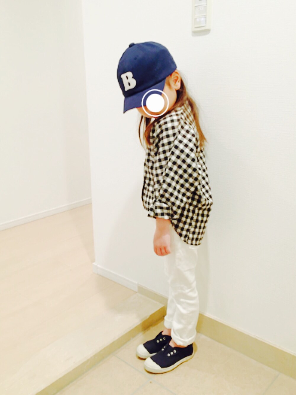 「キャップ、ギンガムチェック、白パンツ、ホワイトパンツ、シンプル、カジュアル、プチプラ、女の子」｜「BEAMSのアイテム（キャップ、ブルー系）」を使った、ponrunさん（キッズ・110cm）の春コーディネートの1枚目の写真