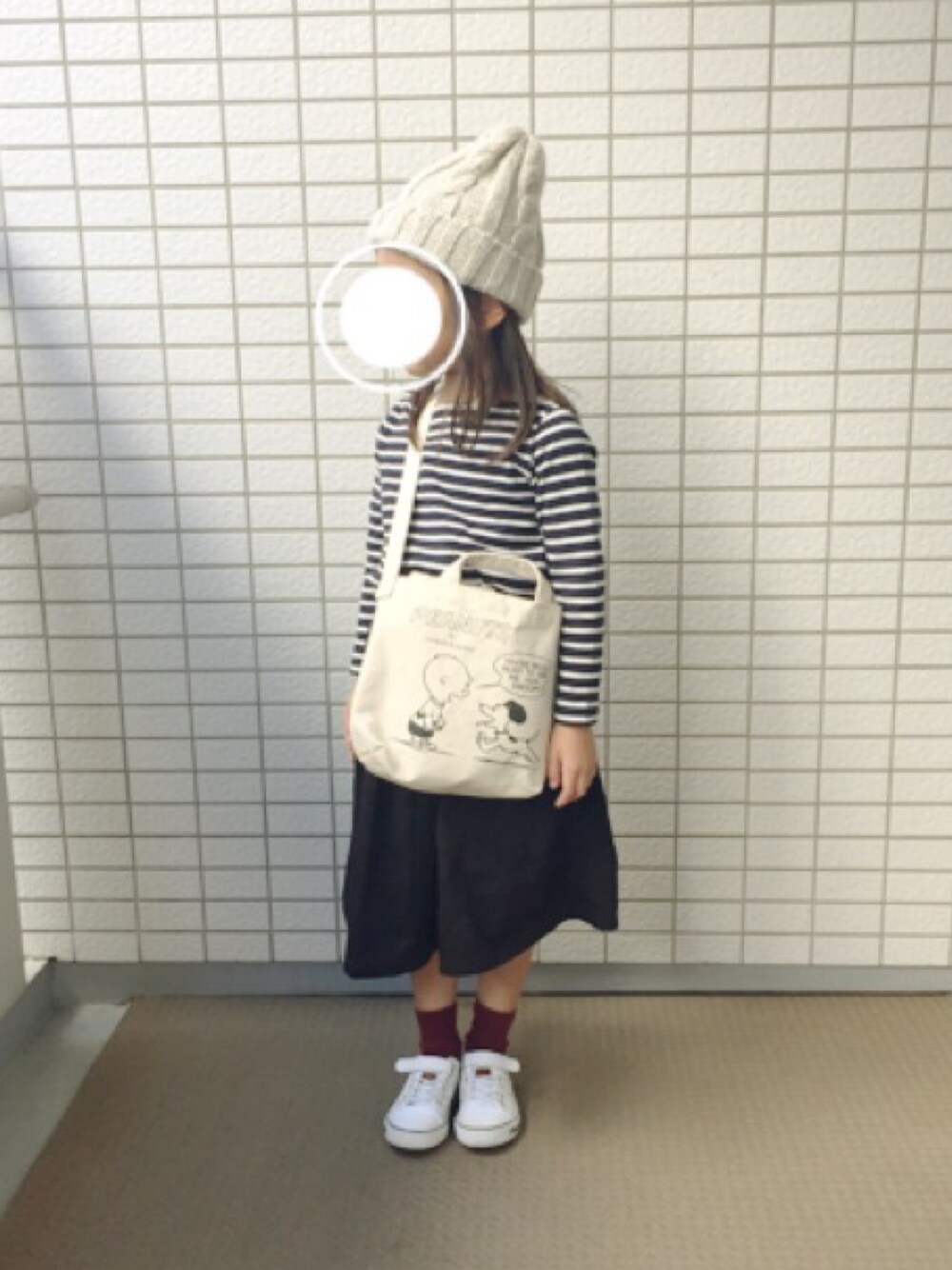 「ボーダー、ニット帽、膝丈スカート、スニーカー、女の子、kids、カジュアル、赤い靴下」｜「UNIQLOのアイテム（Tシャツ/カットソー、ブルー系）」を使った、ponrunさん（キッズ・110cm）の秋コーディネートの1枚目の写真