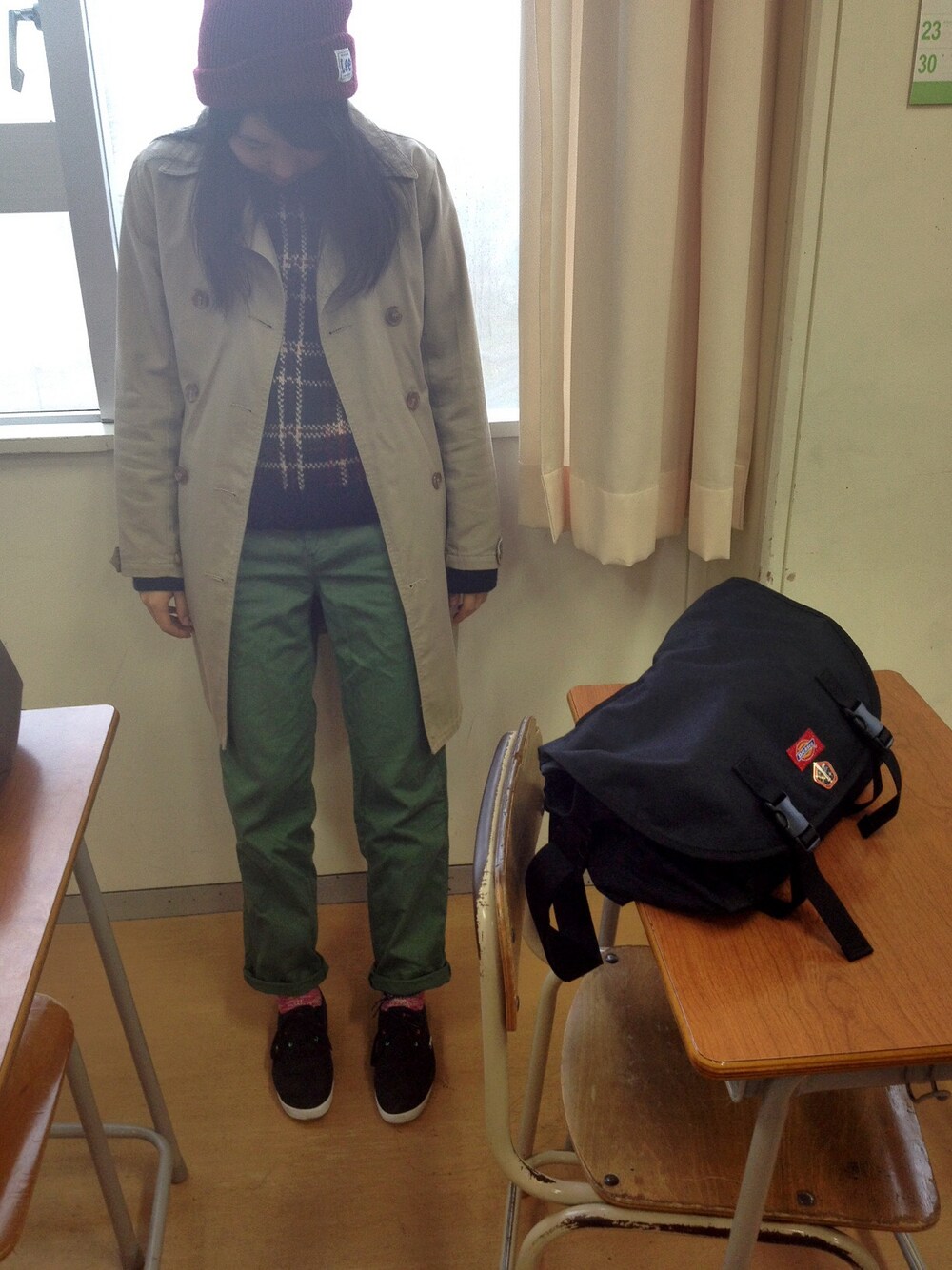 「Dickies、黒、adidas、ニット帽、ニット、トレンチコート、ソックス、スニーカー、WEARBOOKエントリー、nice claup」｜「PAVOT CINGのアイテム（トレンチコート、ベージュ系）」を使った、Aayuuさん（レディース・158cm）の秋コーディネートの1枚目の写真