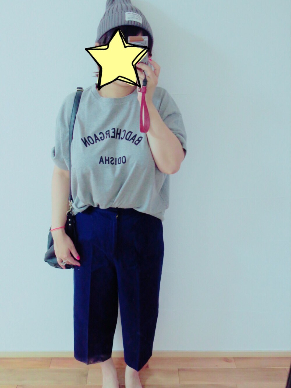 グレー系のTシャツ/カットソー、ブルー系のチノパンツ、ブラック系のショルダーバッグを着用したレディースの春コーディネートの1枚目の写真