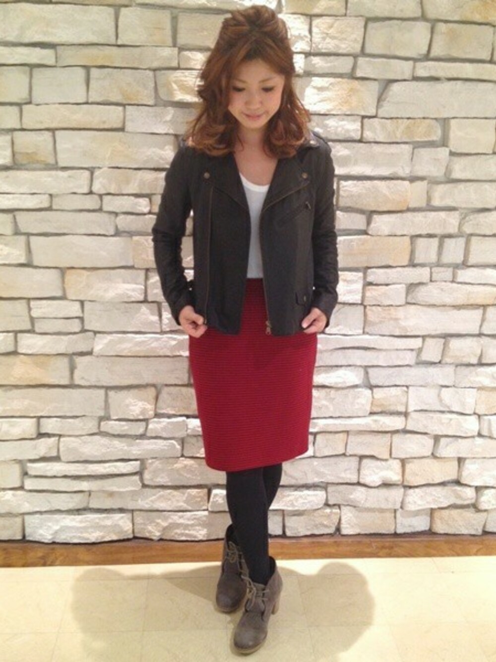 ホワイト系のTシャツ/カットソー、レッド系のスカート、ブラック系のライダースジャケットを着用したレディースの夏コーディネートの1枚目の写真