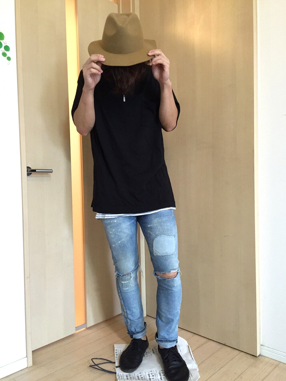 ブラック系のTシャツ/カットソー、ホワイト系のTシャツ/カットソー、ブルー系のデニムパンツを着用したメンズの秋コーディネートの1枚目の写真