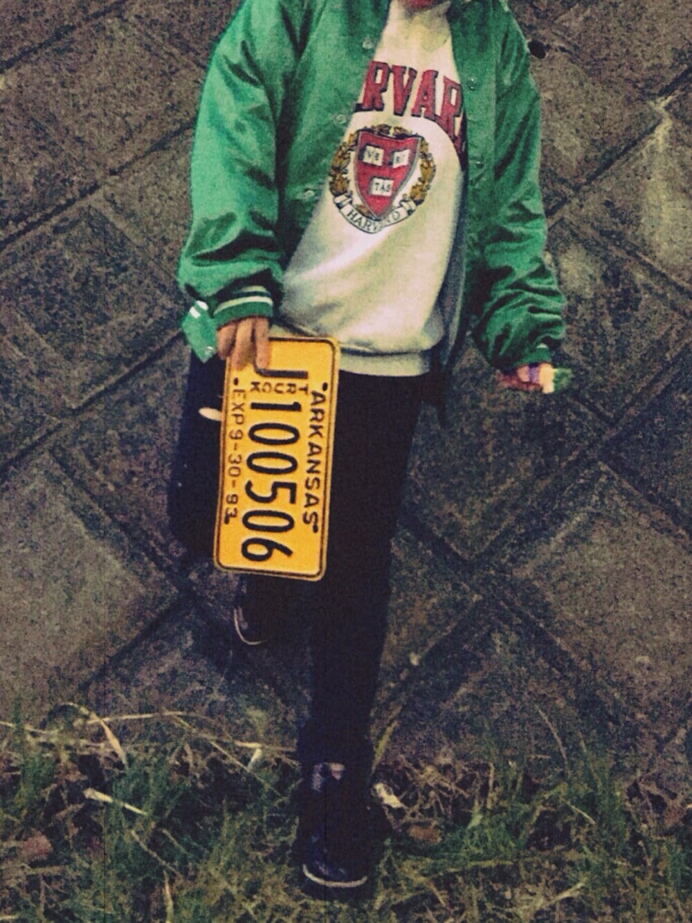 グリーン系のブルゾン、グレー系のスウェットを着用したレディースの冬コーディネートの1枚目の写真