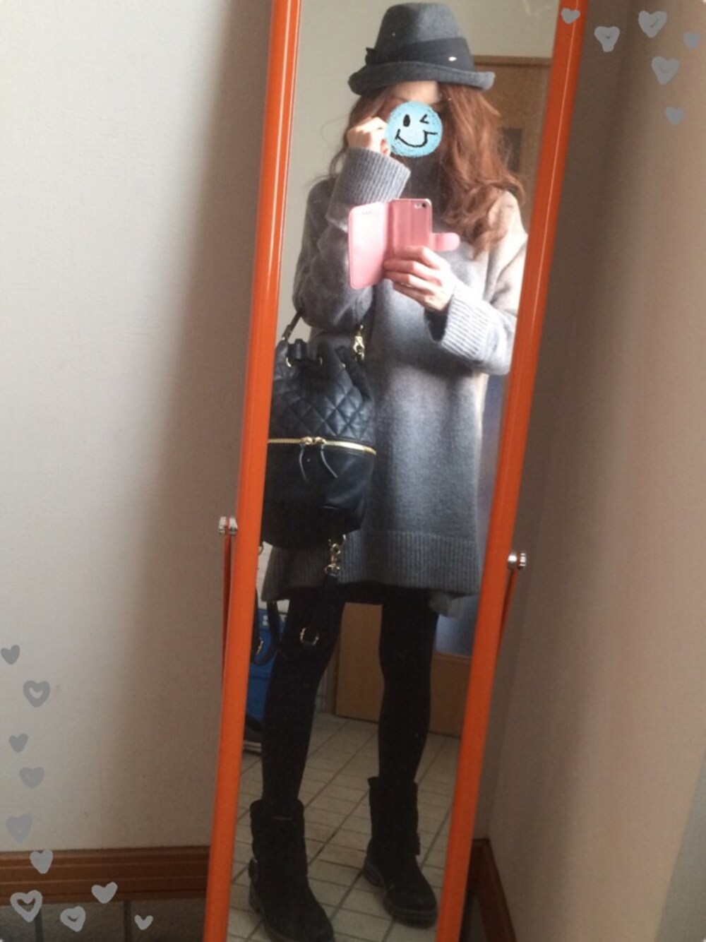 ブラック系のバックパック/リュック、グレー系のニット/セーター、グレー系のハットを着用したレディースの秋コーディネートの1枚目の写真