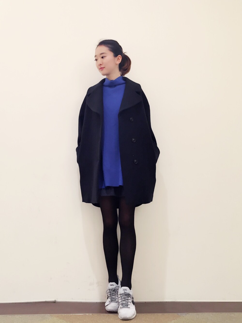 「emmi、emmiatelier、コクーンコート、ブルー、ネイビー、ワンピース、asics tiger、スニーカー」｜「emmiの【emmi atelier】ハイネックシャツセットワンピース（ワンピース/ドレス、その他）」を使った、yu kanekoさん（レディース・160cm）の冬コーディネートの1枚目の写真