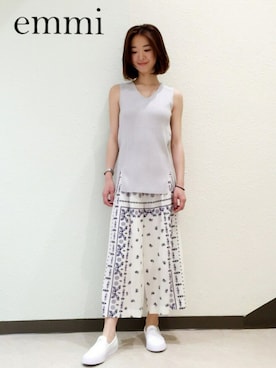 「アイテム（タンクトップ、グレー系）」を使った、yu kanekoさん（レディース・160cm）の春コーディネート