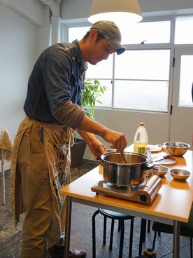 「KAPITAL（キャピタル）のムラチノピエロパンツ（チノパンツ、ベージュ系）」を使った、M.SAITo Wood WoRKSさん（メンズ・186cm）の冬コーディネート