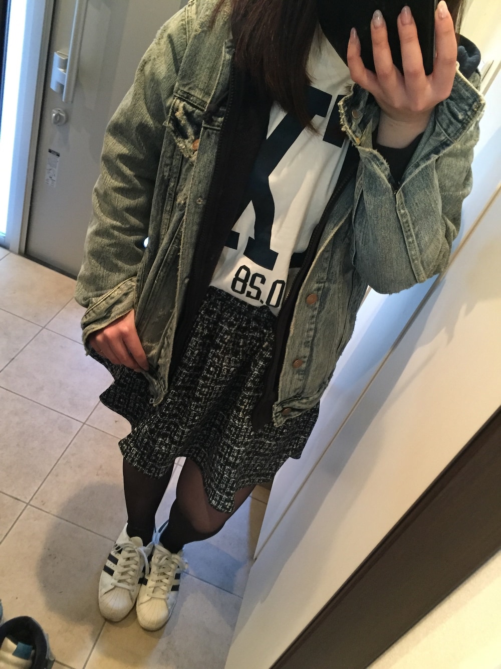 ホワイト系のTシャツ/カットソー、ブルー系のデニムジャケット、ホワイト系のスニーカーを着用したレディースの春コーディネートの1枚目の写真