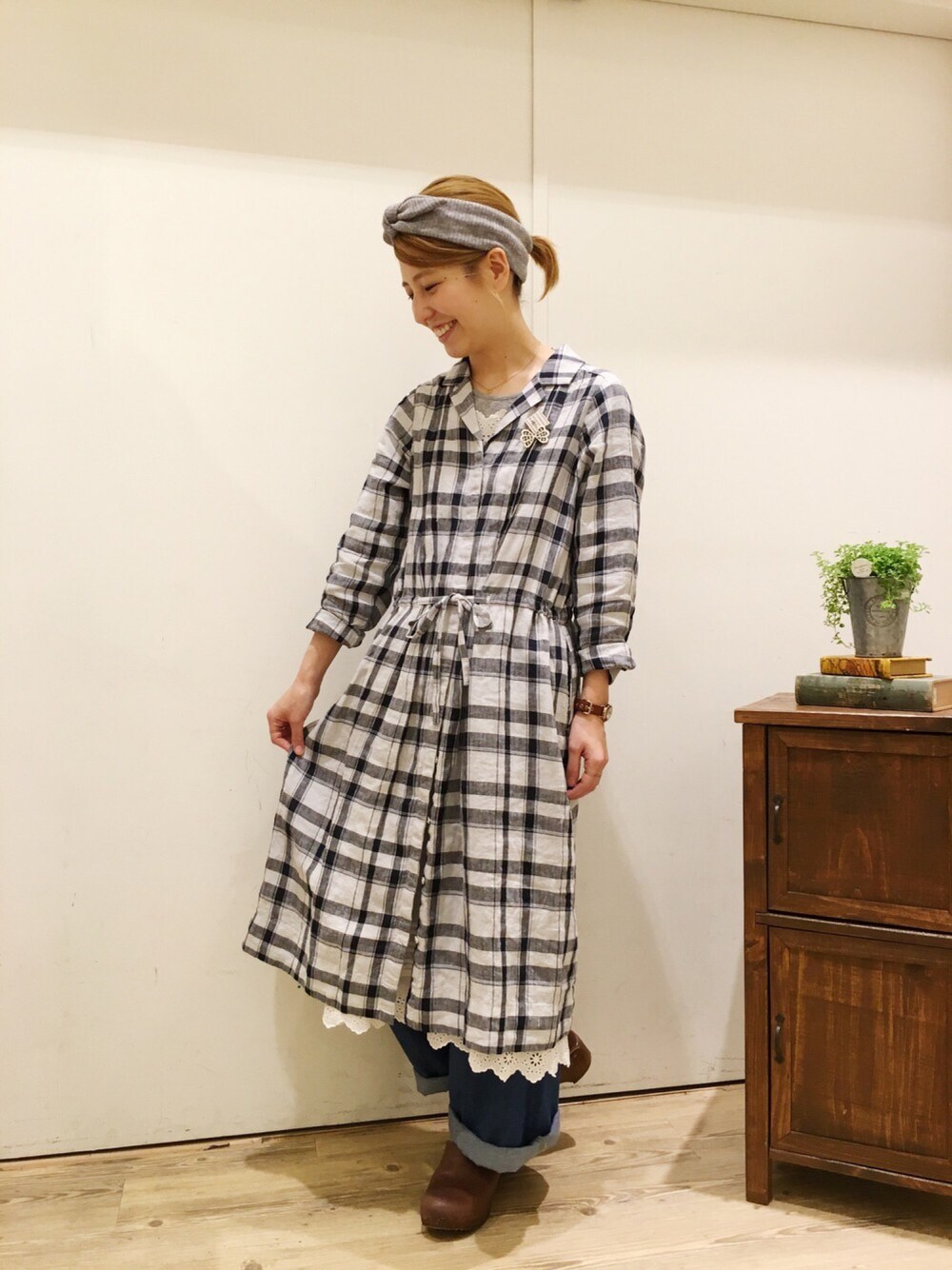 ブルー系のワンピース、ブルー系のデニムパンツ、ブラウン系のその他シューズを着用したレディースの冬コーディネートの1枚目の写真