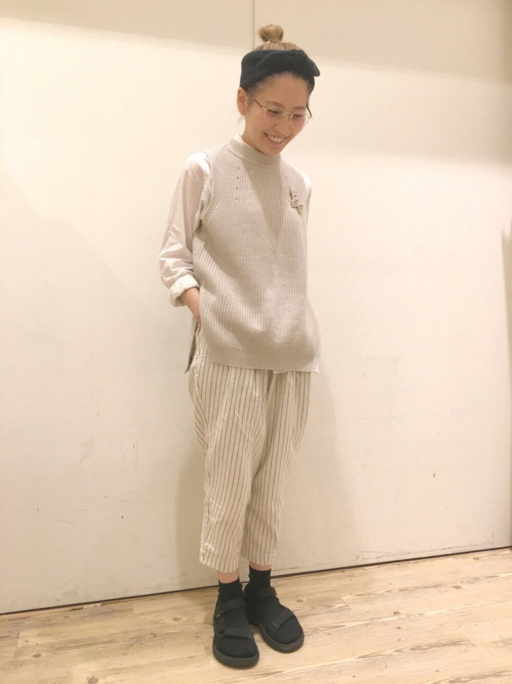 「シンプルコーデ、ゆるコーデ、休日スタイル、サンダルに靴下、春コーデ、オトナカジュアル、studio clip、studioclip、teva」｜「studio CLIPの【ヒルナンデス！紹介アイテム】コットンアクリル肩畦ハイネックベスト（ベスト、ベージュ系）」を使った、studio CLIP mozo店さん（レディース・153cm）の春コーディネートの1枚目の写真