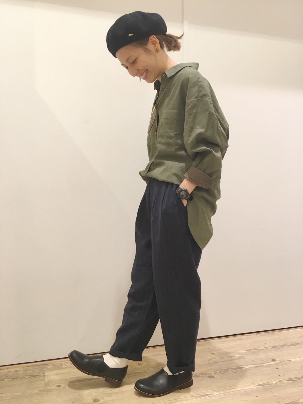 グリーン系のシャツ/ブラウス、その他のその他パンツ、ブラック系のブーツを着用したレディースの秋コーディネートの1枚目の写真