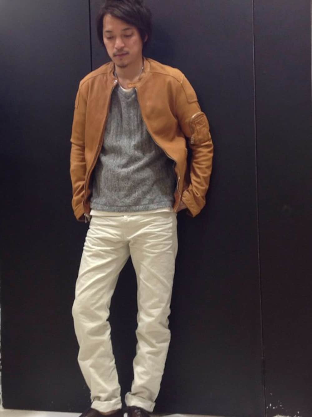 「キャサリンハムネット、白パン、キャメル」｜「KATHARINE HAMNETT LONDON のARTISAN DENIM（デニムパンツ、ホワイト系）」を使った、MURAsanさん（メンズ・176cm）の冬コーディネートの1枚目の写真