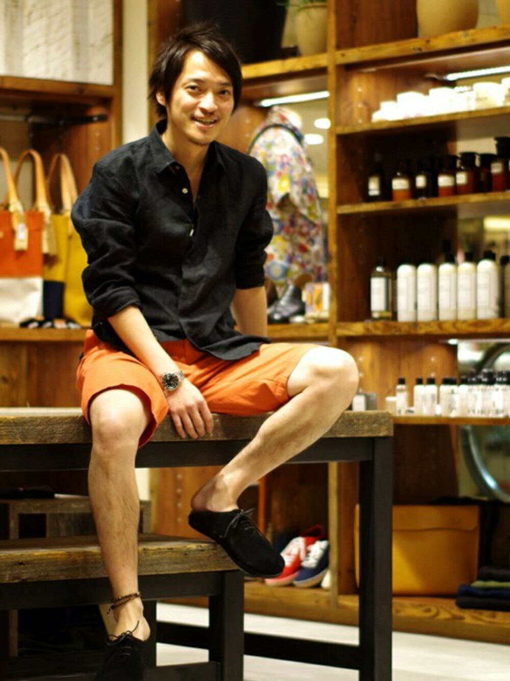 「ショートパンツ、キャサリンハムネット、黒シャツ、ワイルド系」｜「KATHARINE HAMNETT LONDON のDUSTY FRENCH LINEN（シャツ/ブラウス、ブラック系）」を使った、MURAsanさん（メンズ・176cm）の夏コーディネートの1枚目の写真