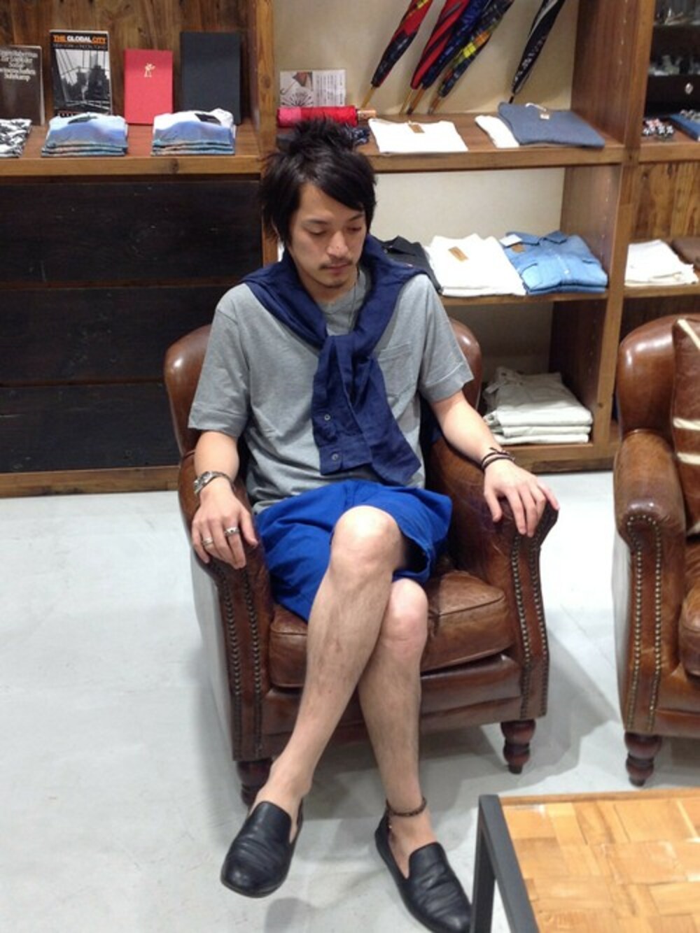 「ショートパンツ、キャサリンハムネット、ハムネット」｜「HAMNETTの【HAMNETT】オーバーダイカラーショーツ（スラックス、ブルー系）」を使った、MURAsanさん（メンズ・176cm）の夏コーディネートの1枚目の写真