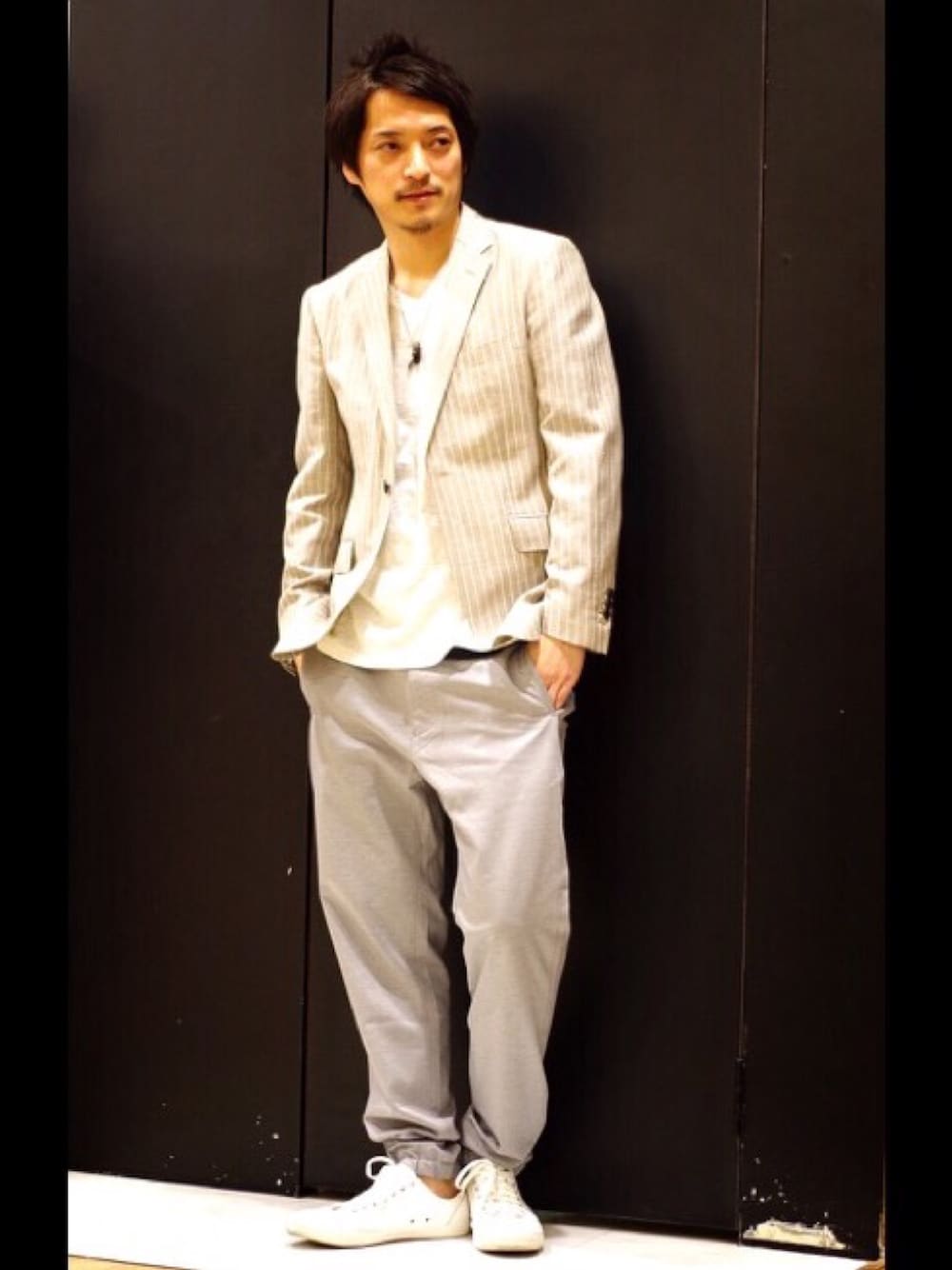 「キャサリンハムネット、リラックスパンツ、麻ジャケット、スピングルムーヴ」｜「KATHARINE HAMNETT LONDON のWOOL LINEN CHAMBRAY / ウールリネンシャンブレージャケット（テーラードジャケット、ベージュ系）」を使った、MURAsanさん（メンズ・176cm）の春コーディネートの1枚目の写真