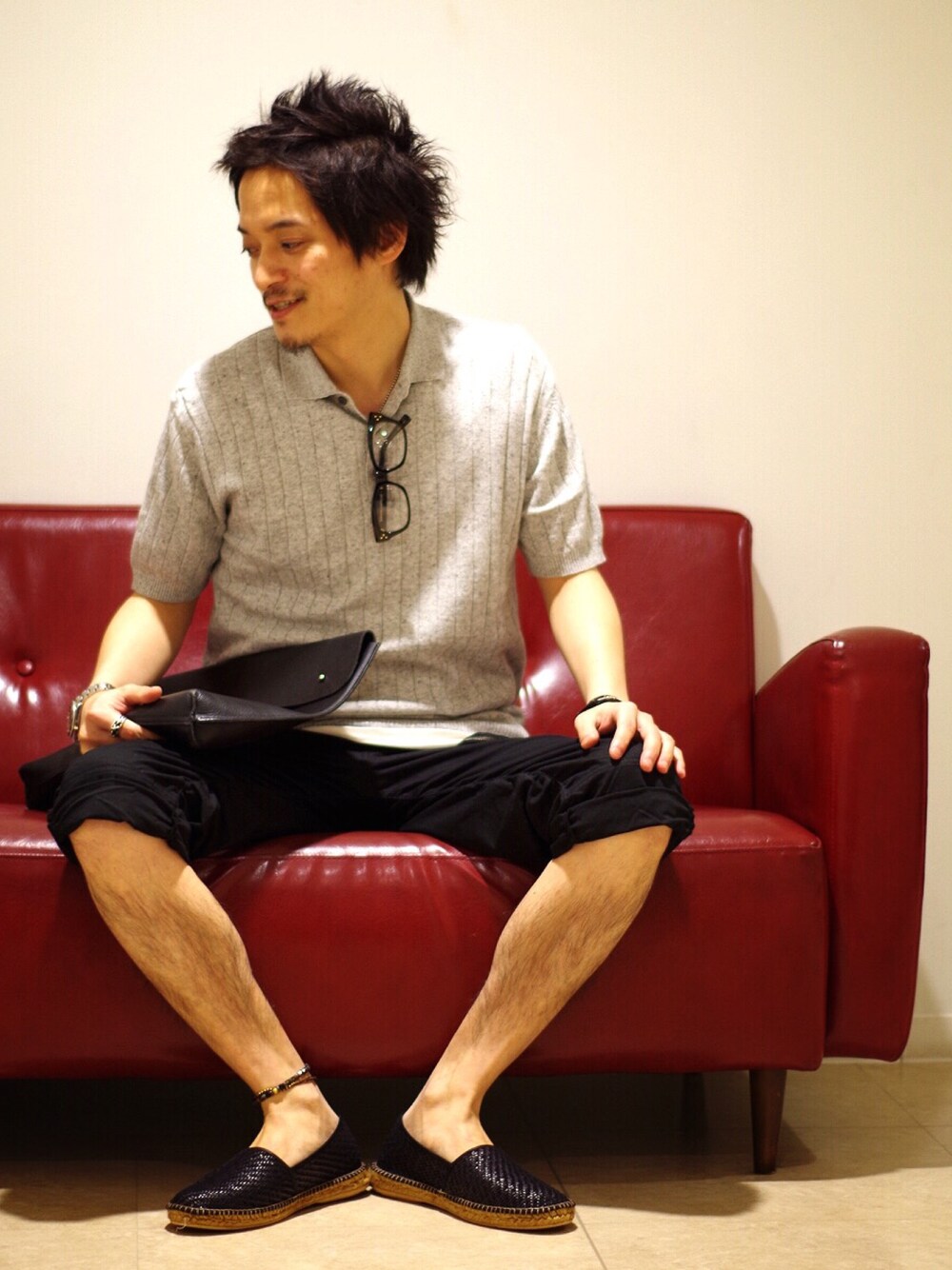 「クラッチバッグ、ショートパンツ、gaimo、ポロニット」｜「GAIMOのGAIMO KH LIMITED SLIPON / ガイモ　リミテッド　スリッポン（スリッポン、ブラック系）」を使った、MURAsanさん（メンズ・176cm）の夏コーディネートの1枚目の写真