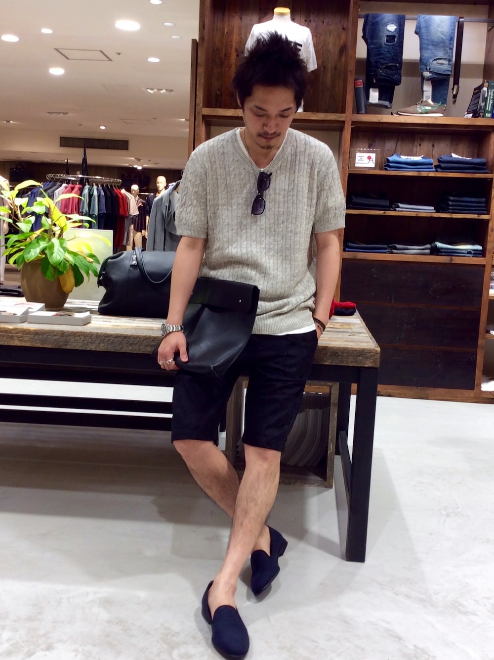 「クラッチバッグ、リゾート、カモ柄、オペラシューズ、半袖ニット」｜「HAMNETTの【HAMNETT】 カモカーゴショートパンツ / パンツ（カーゴパンツ、ブラック系）」を使った、MURAsanさん（メンズ・176cm）の夏コーディネートの1枚目の写真
