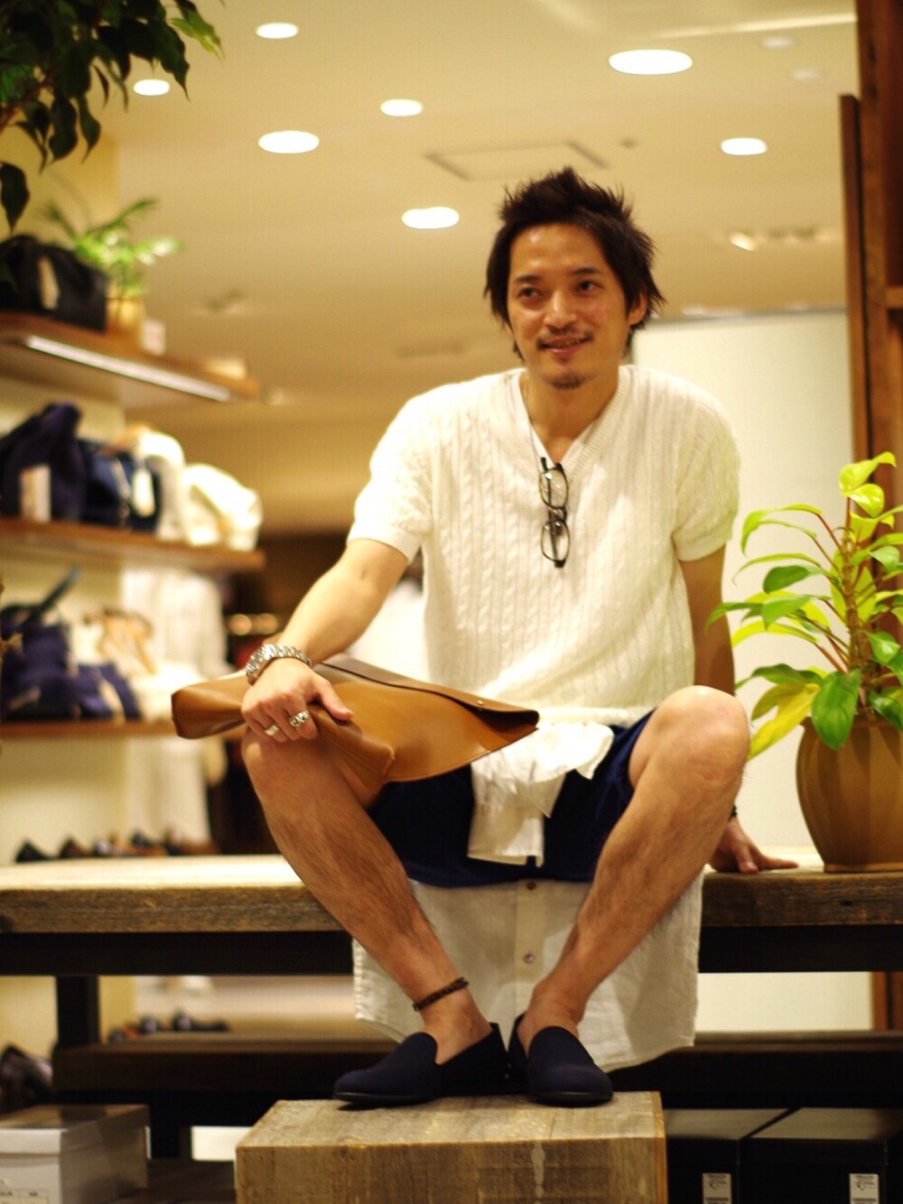 「クラッチバッグ、ショートパンツ、大人、リゾート、緑、植物、ニットT、鯖江フレーム」｜「KATHARINE HAMNETT LONDON のTOP LINEN PULLOVER / トップリネンプルオーバーニット 半袖ニット（ニット/セーター、ホワイト系）」を使った、MURAsanさん（メンズ・176cm）の夏コーディネートの1枚目の写真