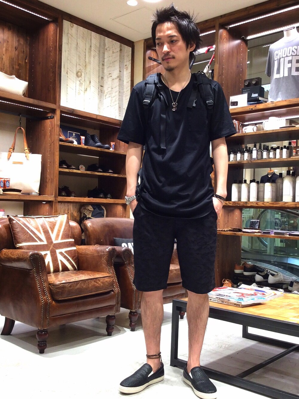 「ブラック、キャサリンハムネット、カリマー、ハムネット、レザースリッポン、黒好き、ロングＴ、全然黒」｜「KATHARINE HAMNETT LONDON のMESH LEATHER SLIPON / メッシュレザースリッポン（スリッポン、ブラック系）」を使った、MURAsanさん（メンズ・176cm）の夏コーディネートの1枚目の写真