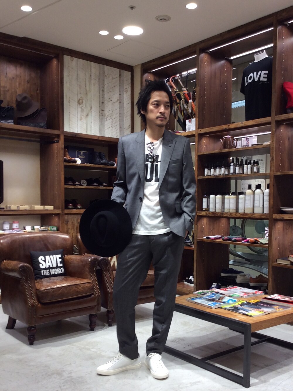 「キャサリンハムネット、レザースニーカー、カジュアルダウン、セットアップスーツ、ジャケットコーデ」｜「KATHARINE HAMNETT LONDON のLEATHER SNEAKERS / レザースニーカー（スニーカー、ホワイト系）」を使った、MURAsanさん（メンズ・176cm）の秋コーディネートの1枚目の写真