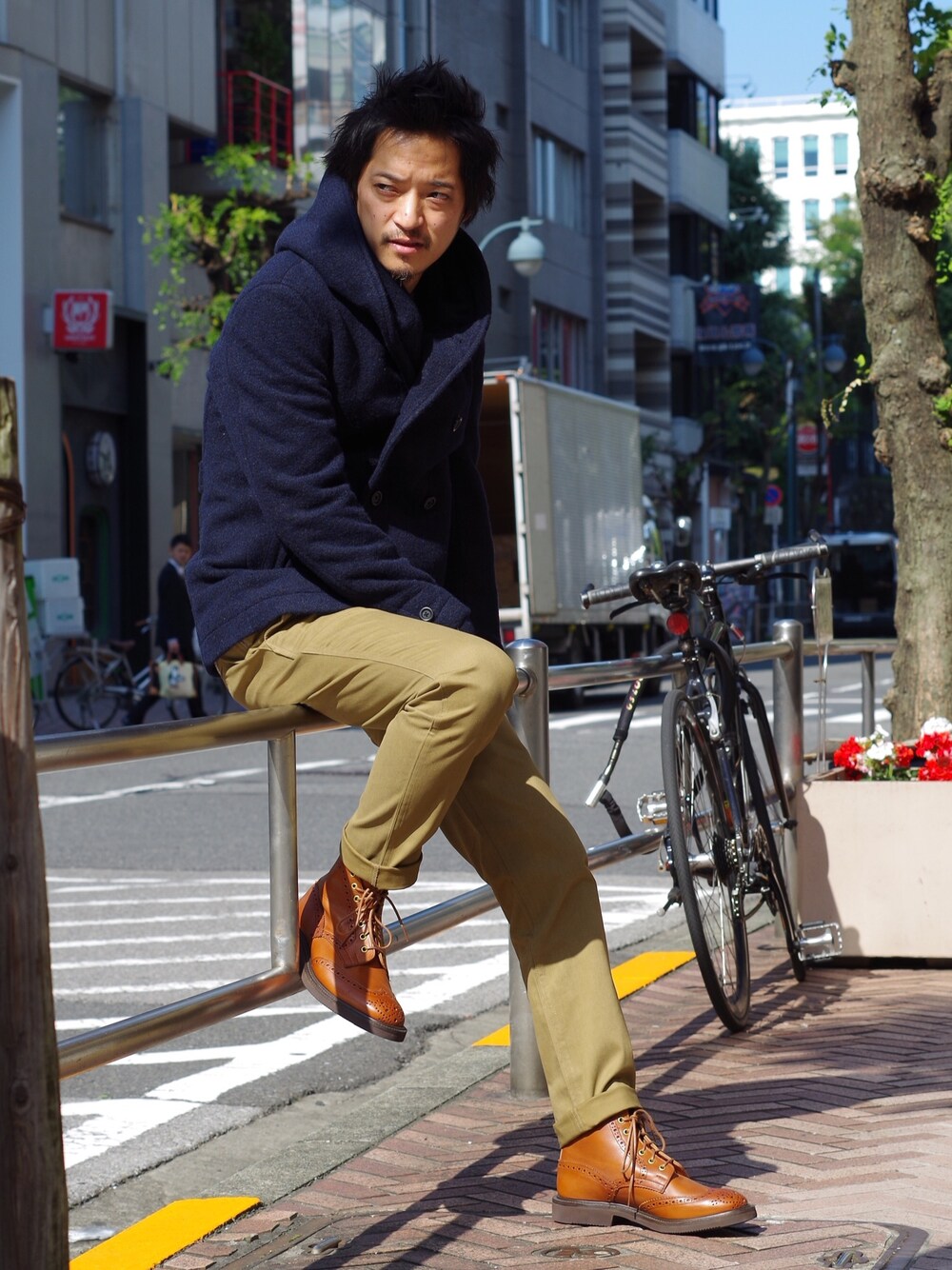 「トリッカーズ、キャサリンハムネット、ハムネット、フードアウター」｜「HAMNETTの【HAMNETT】 HOODED SHAWL（ジャケット/アウター、レッド系）」を使った、MURAsanさん（メンズ・176cm）の秋コーディネートの1枚目の写真