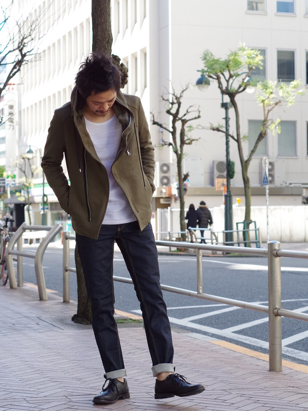 グリーン系のブルゾン、ブルー系のデニムパンツ、ホワイト系のTシャツ/カットソーを着用したメンズの冬コーディネートの1枚目の写真
