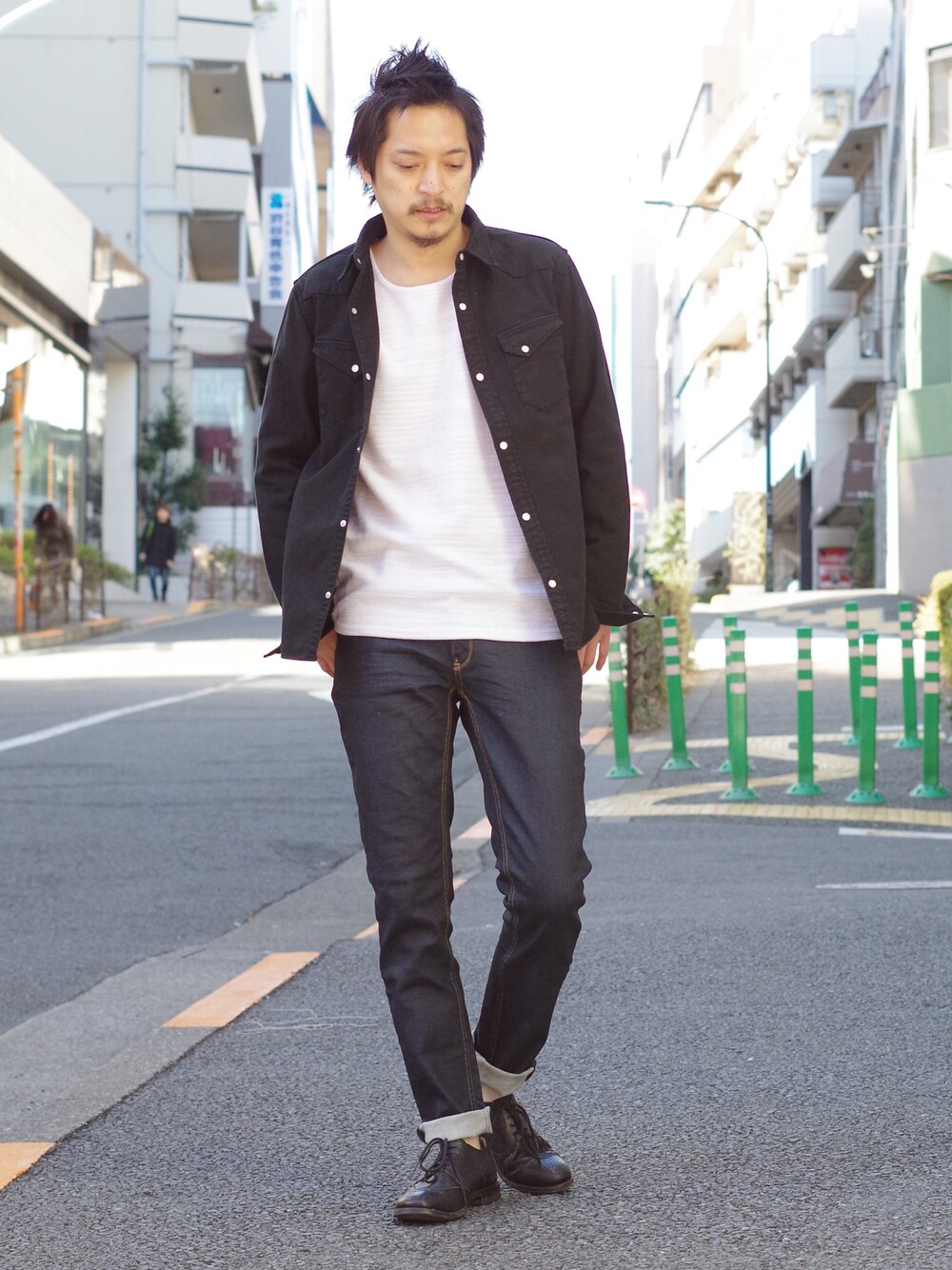 「シンプル、Gジャン、デニムスタイル、春コーデ、キャサリンハムネットロンドン、ハムネット」｜「HAMNETTの【HAMNETT】 デニムシャツ / シャツ（シャツ/ブラウス、ブラック系）」を使った、MURAsanさん（メンズ・176cm）の冬コーディネートの1枚目の写真