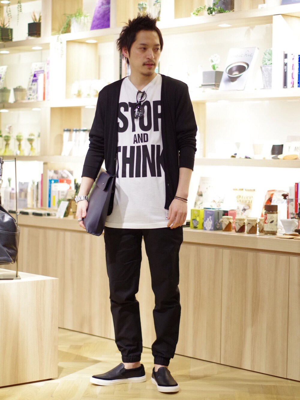 「カジュアル、シンプルコーデ、黒、春、キャサリン ハムネット ロンドン(KATHARINE HAMNETT LONDON)」｜「KATHARINE HAMNETT LONDON のMIDDLE V-NECK CARDI / ミドルVネックカーデ　カーディガン（カーディガン/ボレロ、ブラック系）」を使った、MURAsanさん（メンズ・176cm）の春コーディネートの1枚目の写真