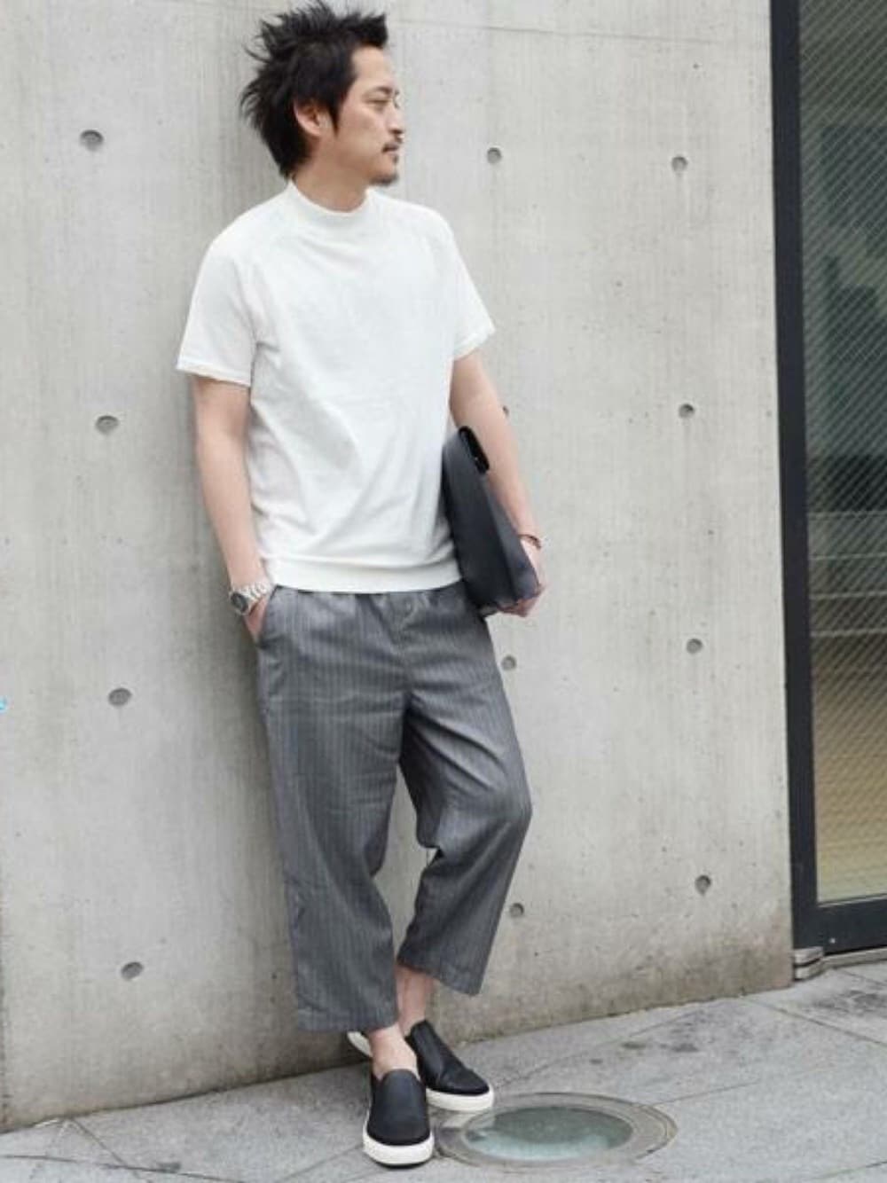 「シンプル、ワイドパンツ、キャサリン ハムネット ロンドン(KATHARINE HAMNETT LONDON)、ハムネット」｜「HAMNETTの 【HAMNETT】 ストライプクロップドワイドパンツ / ワイドパンツ（その他パンツ、グレー系）」を使った、MURAsanさん（メンズ・176cm）の春コーディネートの1枚目の写真