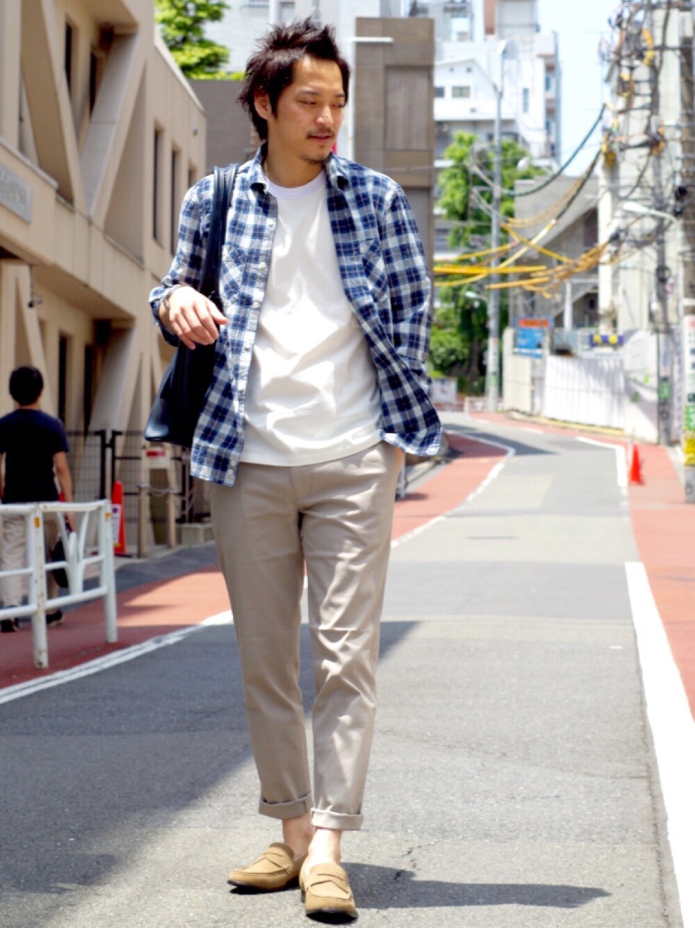 「シンプル、ロールアップ、キャサリンハムネットロンドン、オトナカジュアル、レザーローファー」｜「KATHARINE HAMNETT LONDON のINDIGO CHECK SHIRT / インディゴチェックシャツ（シャツ/ブラウス、ホワイト系）」を使った、MURAsanさん（メンズ・176cm）の春コーディネートの1枚目の写真