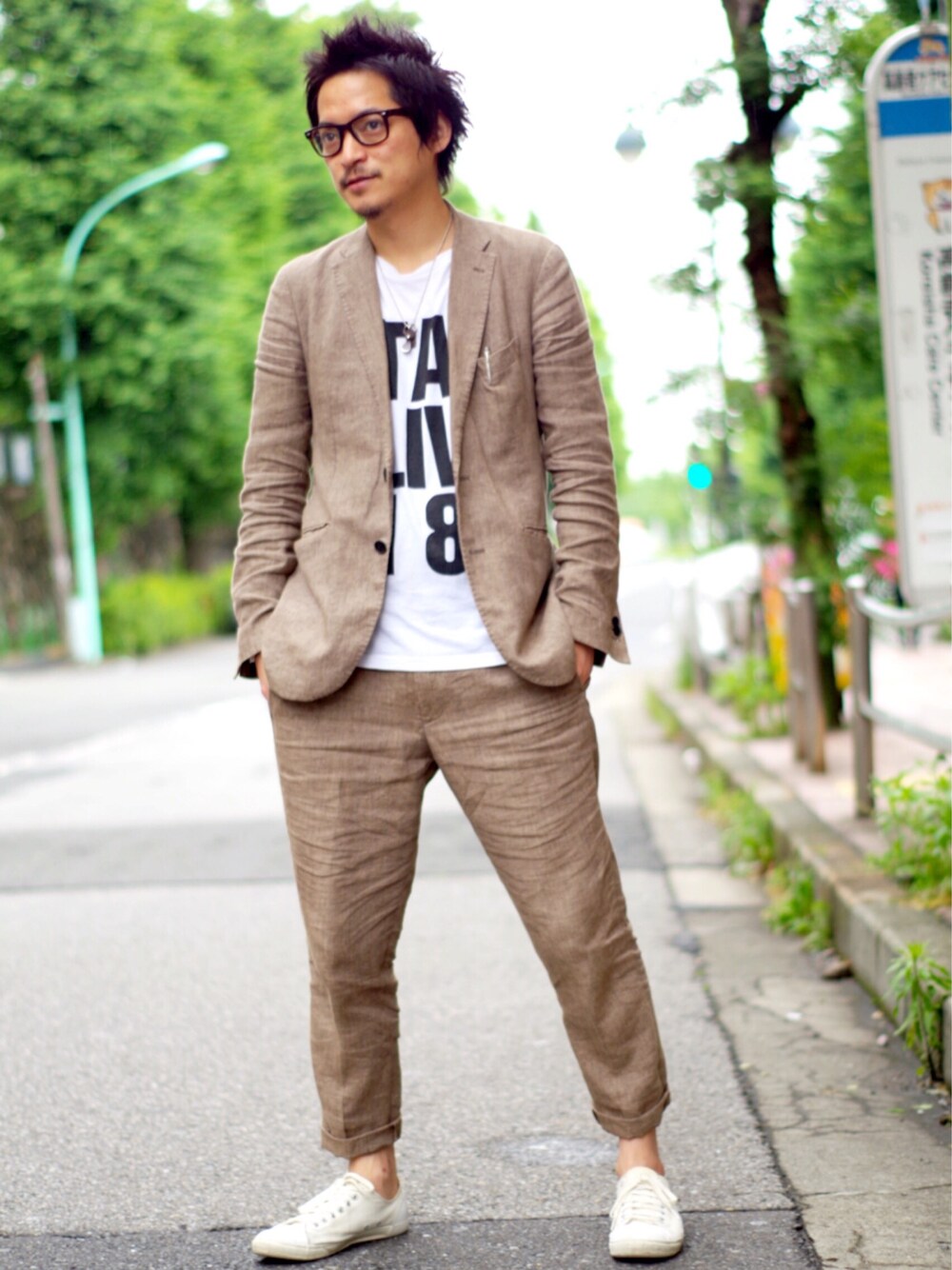 「スニーカー、麻、ゆるコーデ、キャサリン ハムネット ロンドン(KATHARINE HAMNETT LONDON)」｜「KATHARINE HAMNETT LONDON のWASHED LINEN  / ウォッシュドリネン ジャケット（テーラードジャケット、ブラウン系）」を使った、MURAsanさん（メンズ・176cm）の春コーディネートの1枚目の写真