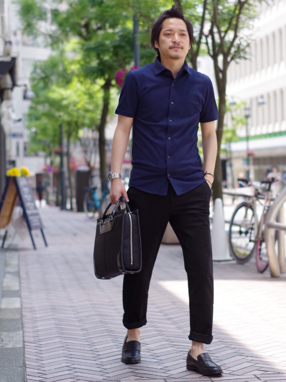 「ポロシャツ、夏コーデ、クールビズ、キャサリン ハムネット ロンドン(KATHARINE HAMNETT LONDON)」｜「KATHARINE HAMNETT LONDON のCEO α KANOKO POLO / セオα カノコポロシャツ（ポロシャツ、ブルー系）」を使った、MURAsanさん（メンズ・176cm）の夏コーディネートの1枚目の写真